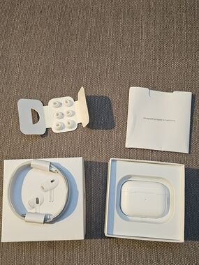Apple AirPods Pro2 with Extra Tips in White